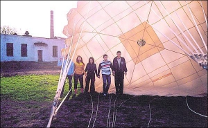 Студенти Полтавського національного технічного університету під час занять із вивчення будови парашута в клубі ”Альбатрос”. 2003 рік