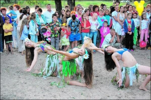 На святі Івана Купала у Миргороді торік танок русалок виконували дівчата з колективу ”Престиж” місцевого Центру естетичного виховання