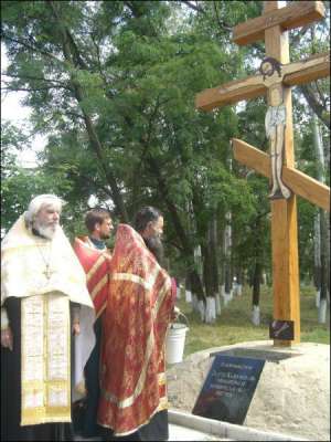 Священики освячують щойно встановлений хрест у селі Деревки Котелевського району. На його місці колись була церква Казанської Божої Матері. На відбудову грошей немає