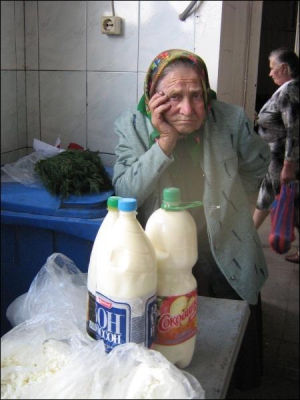 87-річна Ганна Вакулюк із села Радомишль щодня їздить до Луцька. Жінка змушена продавати молоко на Центральному ринку, бо її родина відмовилася здавати його заготівельникам