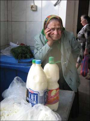 87-летняя Анна Вакулюк из села Радомышль ежедневно ездит в Луцка. Женщина вынуждена продавать молоко на Центральном рынке, потому что ее семья отказалась сдавать его заготовителям
