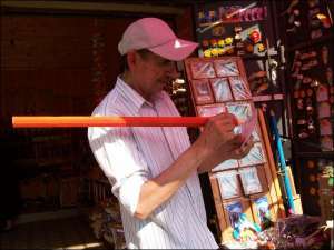 Олег Бунь на рынке в Яремче ставит автограф карандашом длиной метр. Цена сувенира — 50 гривен