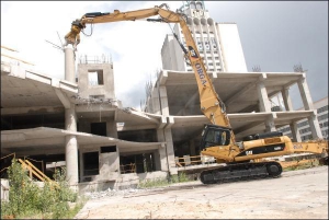 На знесення недобудованого комплексу ”Троїцький” влада столиці виділила 100 днів