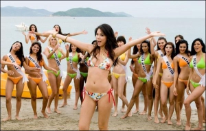 ”Мисс Вселенная-2007” японка 21-летняя Рийо Мори позирует перед нынешними претендентками на корону самой красивой. Пятая справа налево, между мисс Малайзии и Южной Африки — украинка Элеонора Масалаб
