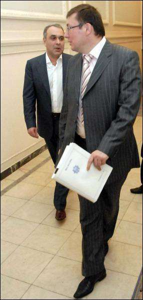 Министр внутренних дел Юрий Луценко (спереди) и нардеп от блока ”Наша Украина — Народная самооборона” Давид Жвания идут после вчерашнего заседания рады коалиции