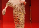 Вечірню плетену сукню Джорджа Хобейка пошито із золотих ниток. Таке плаття важче за звичайне