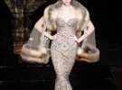 К золотисто-серебристым кружевным вечерним платьям Зухара Мурада модель надела прозрачную накидку, украшенную мехом лисы