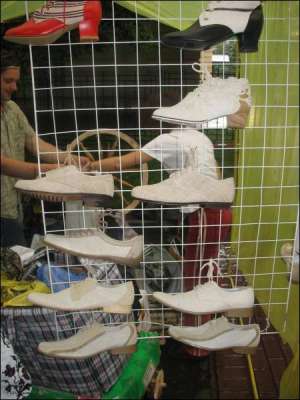 У палатці на Алеї майстрів під час фестивалю ”Країна мрій” житомирянин Олег Земнихов продає взуття з коноплі. Найдорожчу пару оцінив у 550 гривень
