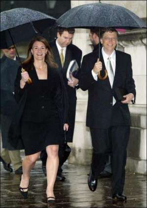 Білл Ґейтс із дружиною Меліндою виходять із Букінгемського палацу в Лондоні. 2 березня 2005 року мільярдера посвятили у почесні лицарі  Британської імперії