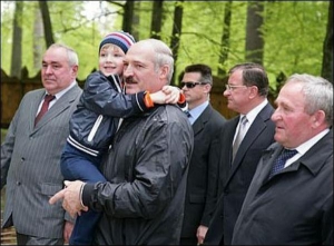 Президент Білорусі Олександр Лукашенко із сином Миколою. Прізвища матері хлопчика не розголошують