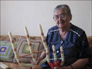 Юлія Іванчо зі села Сімер Перечинського району на Закарпатті виготовляє свічки для церкви.  Жінка каже, що запалює їх, щоби розігнати грозові дощі