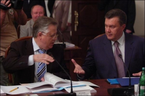 Лидер коммунистов Петр Симоненко и председатель Партии регионов Виктор Янукович здороваются перед вчерашним заседанием согласительного совета парламента