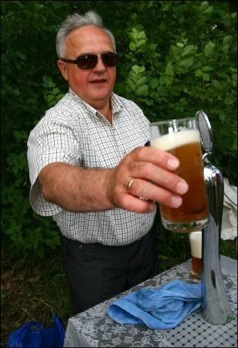 Близнюк угощает журналистов пивом