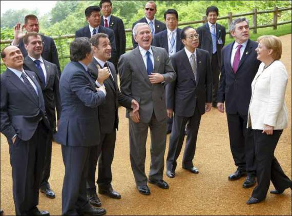 Зліва на право прем&#39;єр-міністр Італії Сильвіо Берлусконі, президент США Джордж Буш, канцлер Німеччини Ангела Меркель, прем&#39;єр Британії Гордон Браун і його японський колега Ясуо Фукуда
