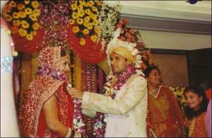 Першого дня весілля в індійському місті Агра наречений одягає обраниці вінок із живих квітів. Індуси порівнюють звичай із європейським одяганням обручок