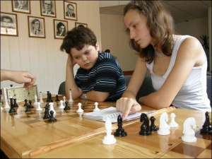 Вінничани Юлія Швайгер та Ілля Нижник розбирають партію у шаховому клубі