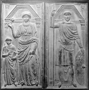Стилихон (справа) с женой Сереной и сыном Евхерием. Резьба на слоновой кости, около 395 года. Сохраняется в казне собора города Монци близ Милана в Италии