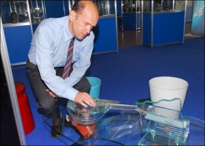 Сергей Радченко с Бучанского завода стеклотары на выставке художественного стекла рассматривает стеклянную мандолину. Зе нее предложили 20 тысяч долларов