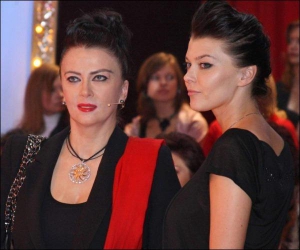 Ірина Дерюгіна (ліворуч) з донькою Іриною Блохіною під час прямого ефіру телепроекту ”Танці з зірками-3” у Києві