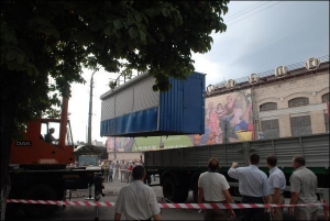8 липня 2008 року біля станції метро Шулявська прибрали 10 торгових точок