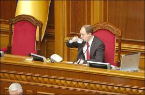 Голова Верховної Ради Арсеній Яценюк п’є під час засідань чорний або зелений чай без цукру. Мед йому подають окремо