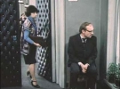 Кадр из ленты ”Служебный роман” (1977): секретарша Верочка (Ахеджакова) приглашает в кабинет начальницы Новосельцева (Мягкова)