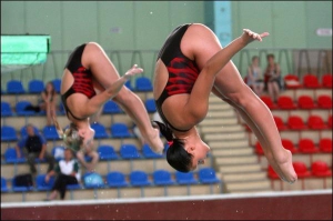 Прыжок выполняют луганчанки Мария Волощенко (справа) и Анна Письменна — чемпионки Украинки в синхронных прыжках с трехметрового трамплина