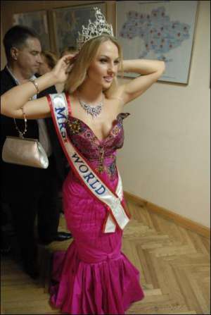 Певица Камалия поправляет корону ”Миссис мира-2008”. Женщина в платье, в котором победила в конкурсе в российском Калининграде