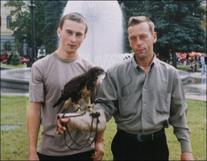 Юрій Шадимов (праворуч) працював електрозварювальником у райцентрі Катеринопіль Черкаської області. Сусіди називають його гарячим. Однак чоловік сусідку не ображав, а допомагав їй по господарству
