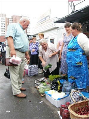 На Привокзальному ринку у Вінниці ягодами і городиною торгують жінки з навколишніх сіл. Вони кажуть, що смородина і малина дешевшати не буде