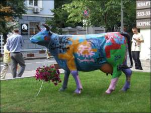 Незвичайна статуя корови стоїть у самому центрі міста, за сто метрів від Верховної Ради