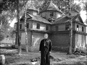 Священик Ростислав Степанюк біля Михайлівської церкви в Гадячі. Її зводять без жодного цвяха