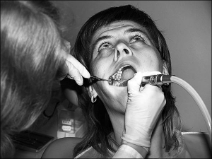 Інна Смітюк лікує зуби у приватній клініці ”Євродент”