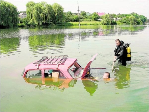 Вінницькі рятувальники на Вишенському озері у парку Дружби народів обстежують утоплений ”Москвич-412”