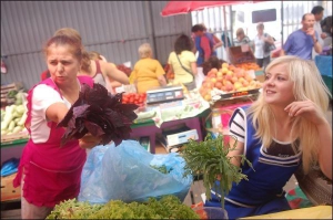 Надія Сагаро (на знімку зліва) із племінницею Олександрою Лопатньовою продають фіолетовий базилік і руколу на Лук’янівському ринку в Києві. Жінки кажуть, що останніми роками ці трави беруть охоче. Їх додають у салати, піцу, м’ясні страви