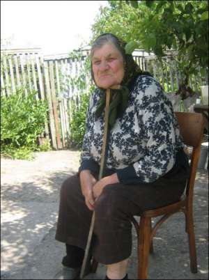 Марія Остапенко сидить на своєму подвір’ї у селі Велика Каратуль Переяслав-Хмельницького району на Київщині