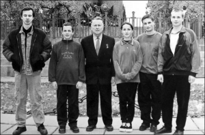 Федір Моргун (у центрі) із онуками Тарасом і Денисом (ліворуч), Ганною, Максимом та Богданом (праворуч) у центрі Полтави біля пам’ятника Слави. Фото 1998 року