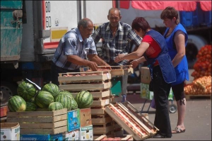 Частный предприниматель продает свой товар (арбузы и персики) оптовым покупателям на троещинском рынке ”Фермер” 9 июля 2008 года