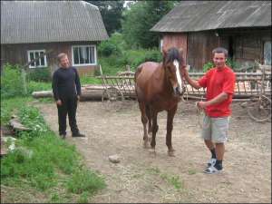 В селе Волчье Турковского района Львовщины Василий Вовчанский (справа) на своем дворе выгуливает родительского коня. Возле мужчины — однофамилец, с которым он был на заработках
