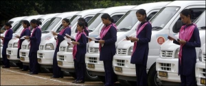 Женщины-таксисты из индийского города Мумбаи молитвенно обещают, что не будут злоупотреблять клаксоном. Иначе им не выдадут лицензию