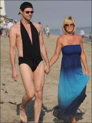 Голливудский актер Джим Керри в купальнике своей подруги Дженни Маккарти гуляет по пляжу в Малибу под Лос-Анджелесом в США
