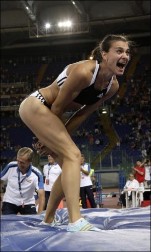 Елена Исинбаева установила свой 22 рекорд в Риме 11 июля. До этого она не улучшала своих достижений на стадионах с августа 2005 года, когда в Хельсинки прыгнула на 5,01 м