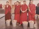 Тибетські монахи роздають паломникам гроші та їжу. Вони не мають права кривдити жодної живої істоти. Щоб ненароком не розчавити комах, що повзають по землі, одягають на ноги браслети із дзвіночками