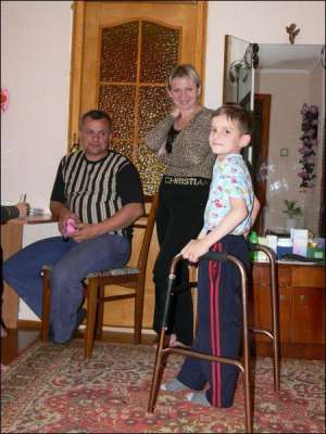 Василий и Ольга Бондари из города Кристиновка Черкасской области надеются, что сын Сергей в сентябре сам пойдет в школу