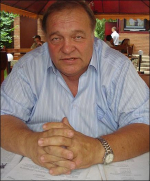 Віктор Наталуха працював начальником житлового господарства Горняцького району міста Макіївка Донецької області. Нині чоловіка не беруть на роботу