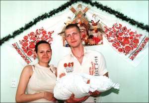 Ужгородец Виктор Берилла забирает из роддома жену Людмилу и сына Александра в мае 2008 года