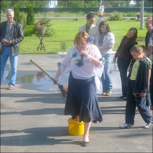 Тамада Мария Майорко ведет купальский конкурс на площадке перед шинком ”Казачок” в Переяславе-Хмельницком на Киевщине 7 июля 2008 года