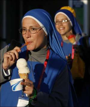 Монахини едят мороженое, ожидая прибытия Папы Бенедикта XVI в Сидней на празднование Дня католической молодежи