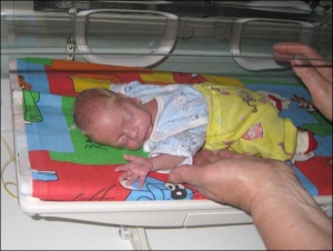 Завтра полтавцю Валерію виповниться два місяці. Він народився на 10 тижнів раніше від строку. На другий день після пологів мати від нього відмовилася