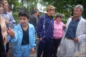 Александр Жовна (справа) с воспитанниками Новомиргородского интерната для глубоко умственно отсталых детей. Мужчина учит их правильно говорить